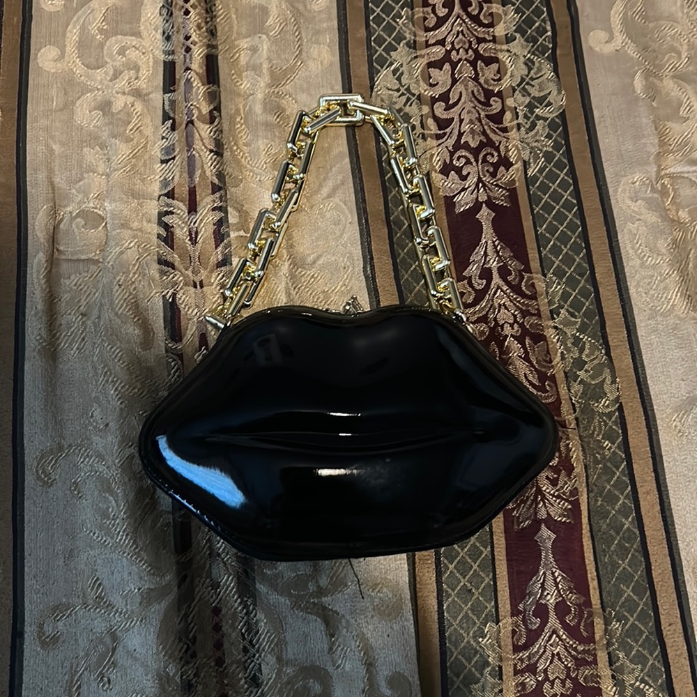 Super cute black and gold lip shape purse 👄
